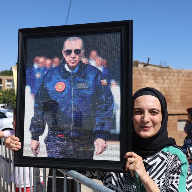 Yetmiş bin boncukla yaptığı tabloyu, Cumhurbaşkanına ulaştırmanın mutluluğu...