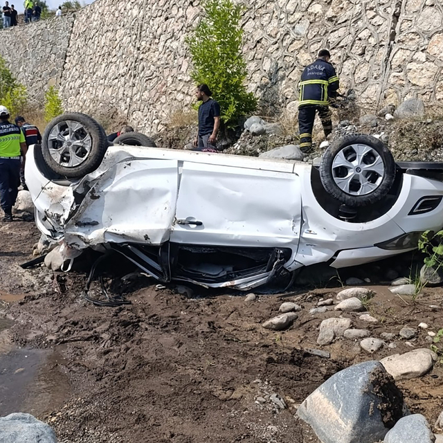 Adana'da otomobil dereye uçtu: 2 ölü, 1 yaralı