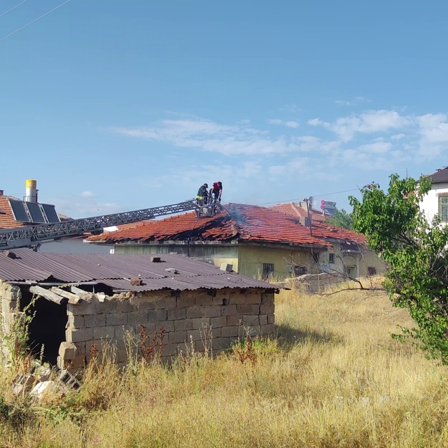 Şarkışla'da müstakil evde yangın: 1 kişi dumandan etkilendi