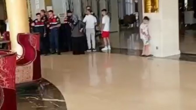 Turizm İşletme Belgesi iptal edilen otelin çalışanları hakları ödenmediği gerekçesiyle tesisten ayrılmıyor