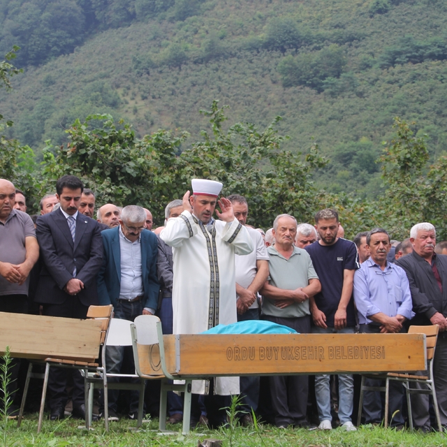 Aynı eve gelin gittiler, birlikte vefat ettiler
Dereye düşerek hayatını kay...
