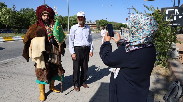 Giydiği Selçuklu kıyafetiyle, Konya'dan Ahlat'a Cumhurbaşkanını görmek için geldi
"Konya'dan Bitlis'e gelen vatandaş: "Reisimizi seviyoruz, Allah başımızdan eksik etmesin"