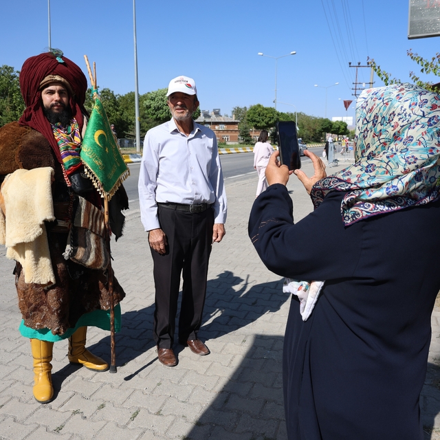 Giydiği Selçuklu kıyafetiyle, Konya'dan Ahlat'a Cumhurbaşkanını görmek için...