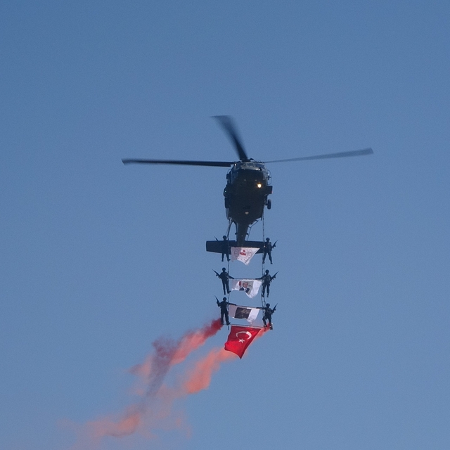 Malazgirt'te jandarma helikopterlerinin gösterisi nefes kesti