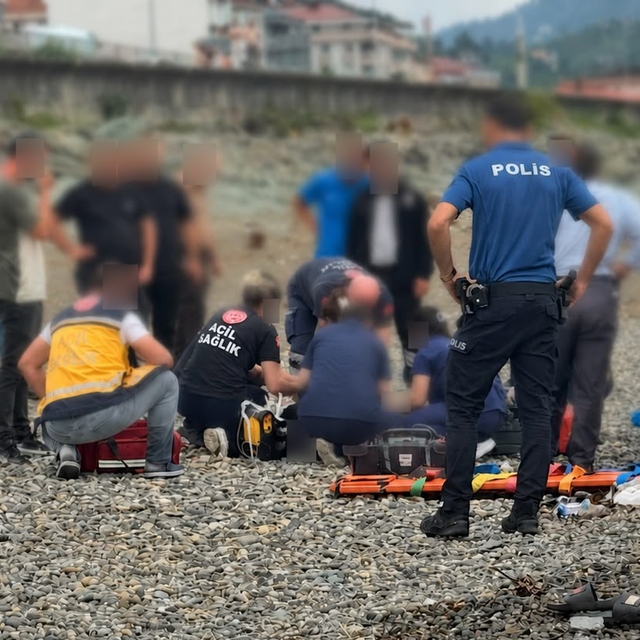 Rize'de dalgalara kapılan 2 kardeşten 1'i hayatını kaybetti, diğeri aranıyo...