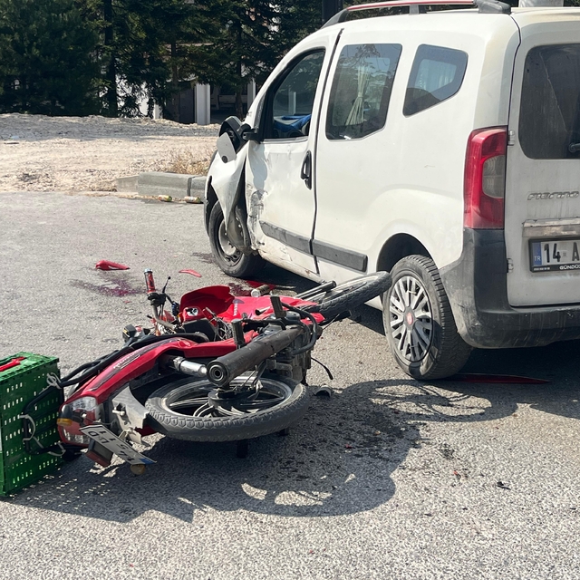 Hafif ticari araçla çarpışan motosikletin sürücüsü ağır yaralı