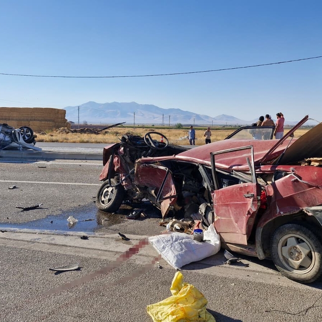Karaman'da feci kaza: 2'si çocuk 6 yaralı
U dönüşü yapan otomobile başka bi...