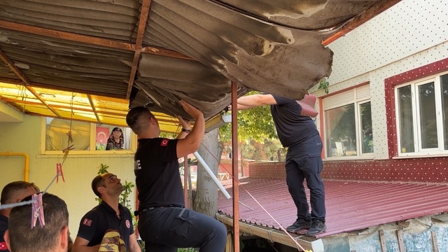 Edirne'de çatıya çıkan şahıs ekiplerin müdahalesiyle kurtarıldı