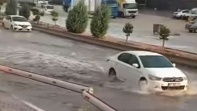 Gaziantep'te sağanak yağış cadde ve sokakları göle çevirdi