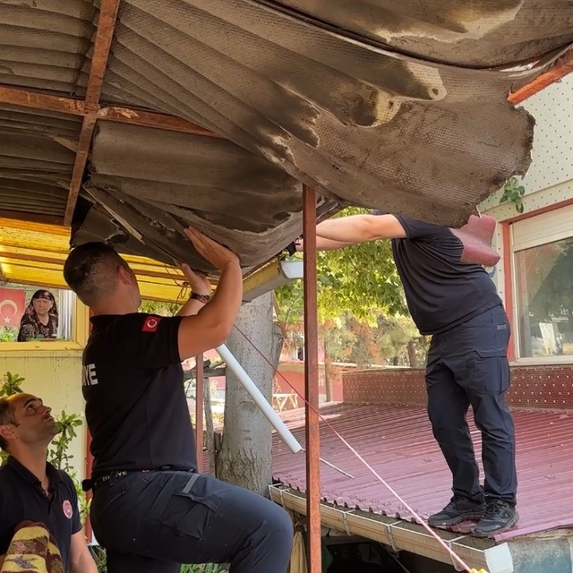 Edirne'de çatıya çıkan şahıs ekiplerin müdahalesiyle kurtarıldı