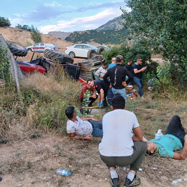 Sivas'ta traktör şarampole devrildi: 4 yaralı