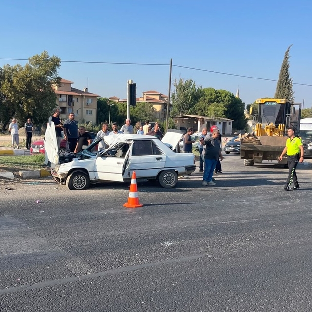 Manisa'da otomobil ile motosiklet çarpıştı: 4 yaralı