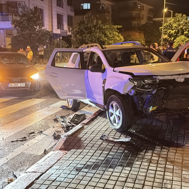 Otomobil polis aracıyla çarpıştı: 2 polis yaralı
