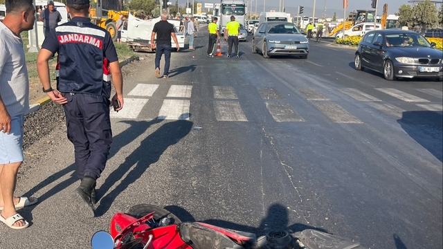 Manisa'da otomobil ile motosiklet çarpıştı: 4 yaralı
