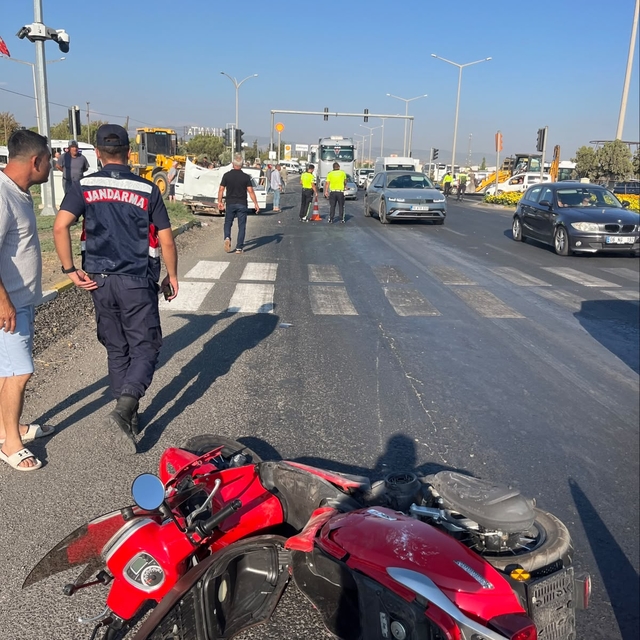 Manisa'da otomobil ile motosiklet çarpıştı: 4 yaralı