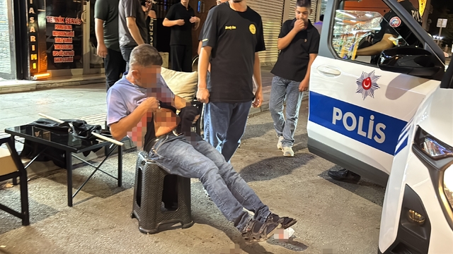 Karnından bıçakla yaralandı, polislere bağırıp yol ortasında soyundu