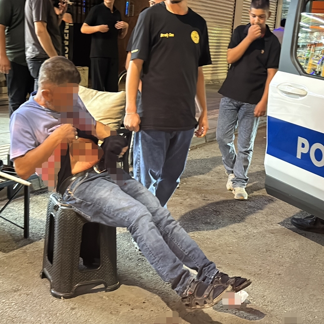 Karnından bıçakla yaralandı, polislere bağırıp yol ortasında soyundu