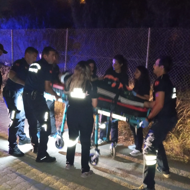 Devrilen araçta sıkışan sürücü ekiplerin müdahalesiyle kurtarıldı
