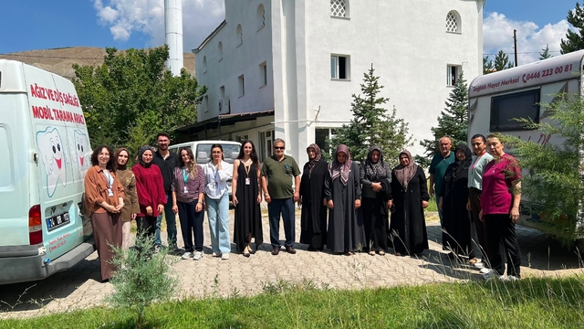 Sağlık ekipleri Yurtbaşı Mahallesi'nde vatandaşlarla buluştu