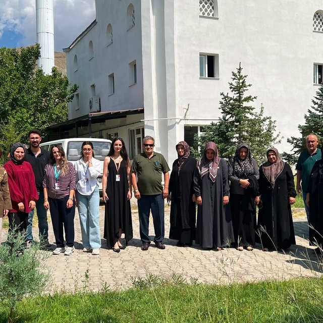 Sağlık ekipleri Yurtbaşı Mahallesi'nde vatandaşlarla buluştu