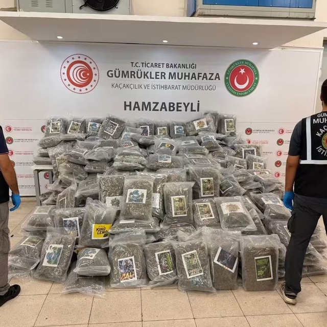 Hamzabeyli'de 287 kilo 910 gram esrar ele geçirildi
Dedektör köpek Atlas bu...