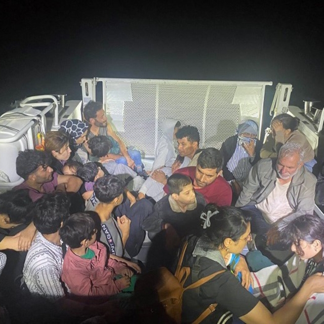 Ayvacık açıklarında 37 kaçak göçmen ve 2 organizatör yakalandı