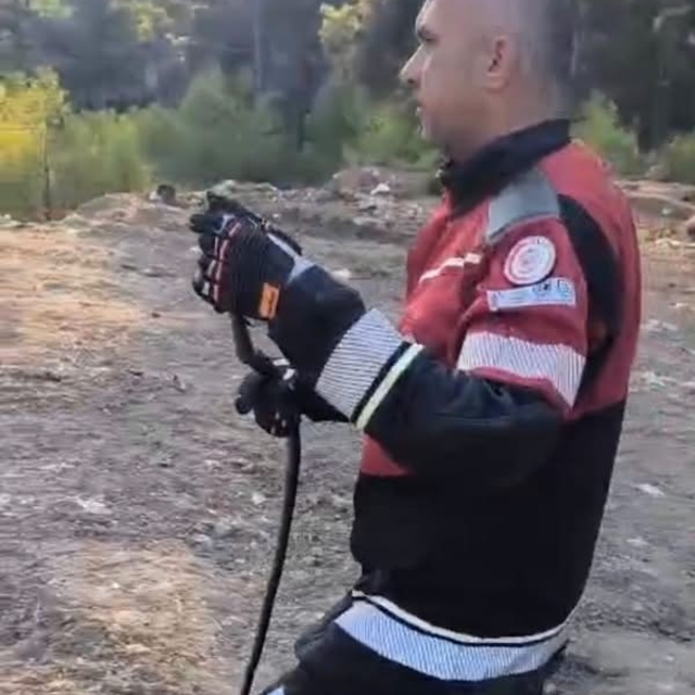 Hatay'da  yerleşim yerlerinde görülen yılanlar doğal yaşam alanına bırakıld...
