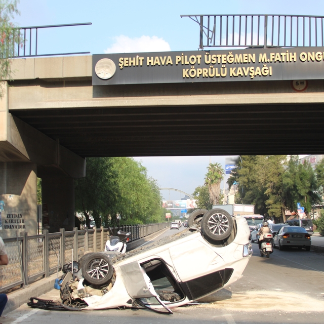 Adana'da otomobil köprüden yola düştü: 1 yaralı