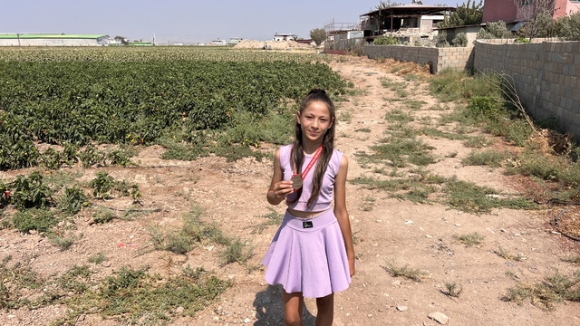 'Bir çocuk benim gibi hızlı koşmak ister' diyen 11 yaşındaki Süreyya, asfalt ve toprak yollarda antrenman yapıyor