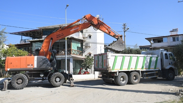 Kuşadası'nda 12 bin metrekarelik yeni yol çalışması başladı