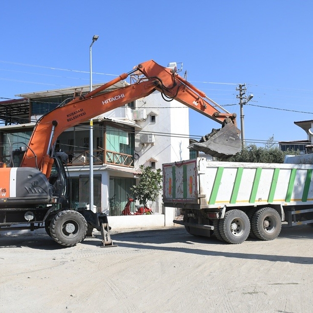 Kuşadası'nda 12 bin metrekarelik yeni yol çalışması başladı