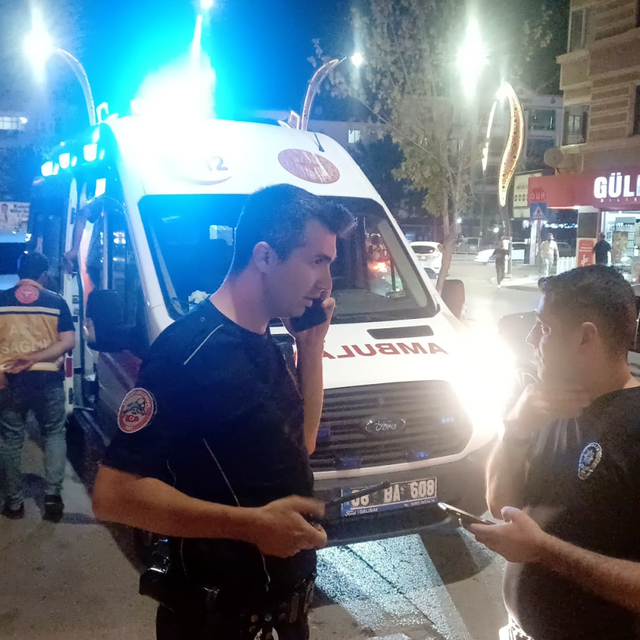 Kaldırımda yayaların 'yol vermeme' kavgası: 1 yaralı