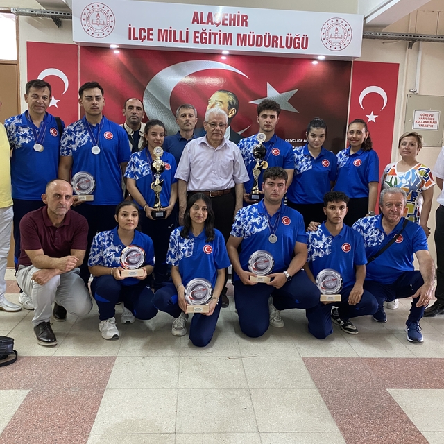 Alaşehirli şampiyonlar Avrupa'dan kupalarla döndü