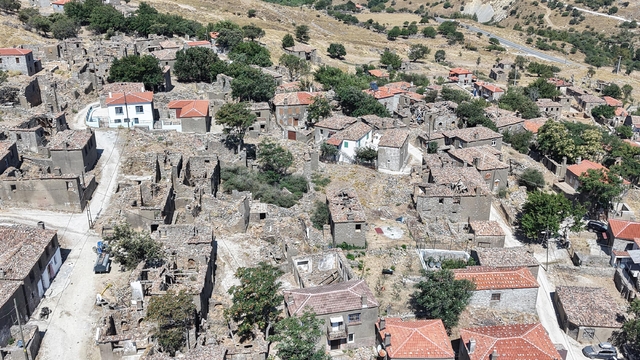 Zamanın gözde yerleşim yeri 'Dereköy', hayalet köyü andırıyor