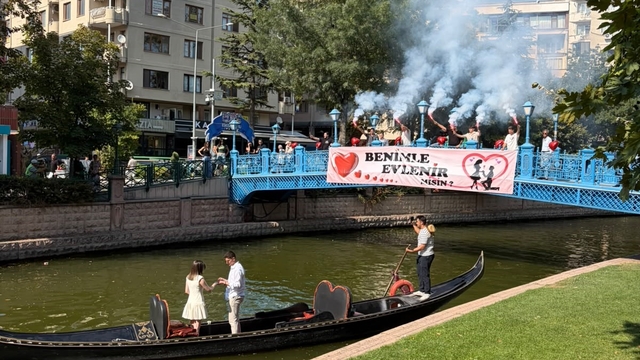 Gondol turunda sürpriz evlilik teklifi