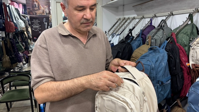 Yeni eğitim yılı öncesi çanta piyasasında son durum
En çok bölmeli, su geçirmeyen kumaştan yapılan sırt çantası ilgi görüyor
Okul çantası fiyatları bin 500 lira ile 2 bin arasında