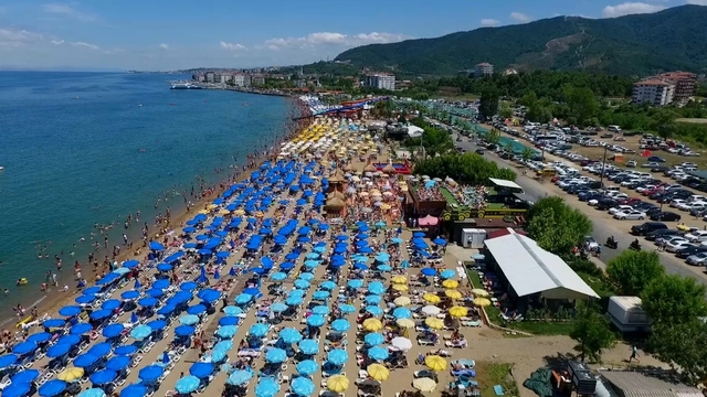 40 bin nüfuslu Çınarcık, yaz sezonunda 400 bin kişiyi ağırlıyor
