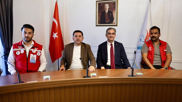 Damla Gönüllülük Hareketi heyetinden Başkan Arı'ya ziyaret