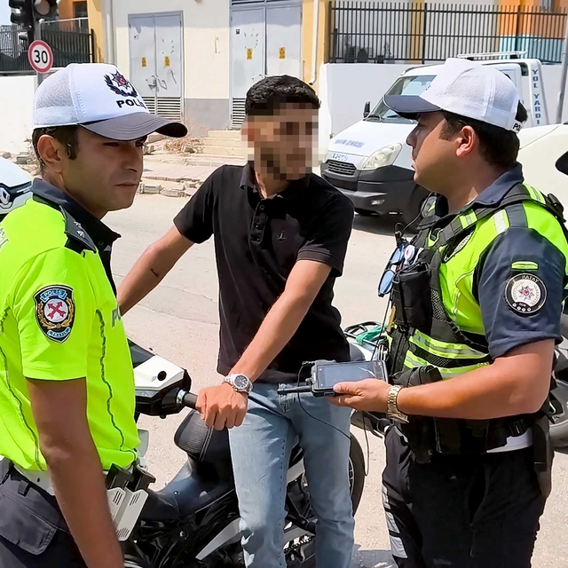 Ehliyetsiz sürücü, motosikletini araçların arasına park edip uygulamadan ka...