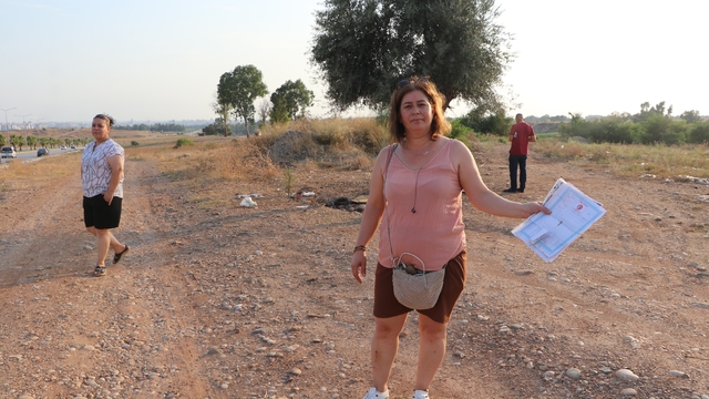 Üniversite yıllarca araziyi işgal etti, belediye istimlak etmeden bulvar geçirdi, şimdi de başkası karpuz ekti
Arazi sahibi Fadime Köseler, üniversitenin yıllardır araziyi işgal ettiğini, belediyenin istimlak etmeden bulvar yaptığını, bir vatandaşın izin almadan karpuz ektiğini polise giderek şikayetçi olup tespit yaptırdığını söyledi