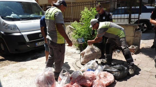 Antalya'da son kullanma tarihi bulunmayan ve süresi geçmiş 152 kilo et ile 20 bidon turşuya el konuldu
Mühürlenen işletmeye 26 bin 360 TL idari para cezası uygulandı