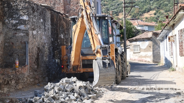 Koçarlı'da yol yenileme çalışmaları sürüyor