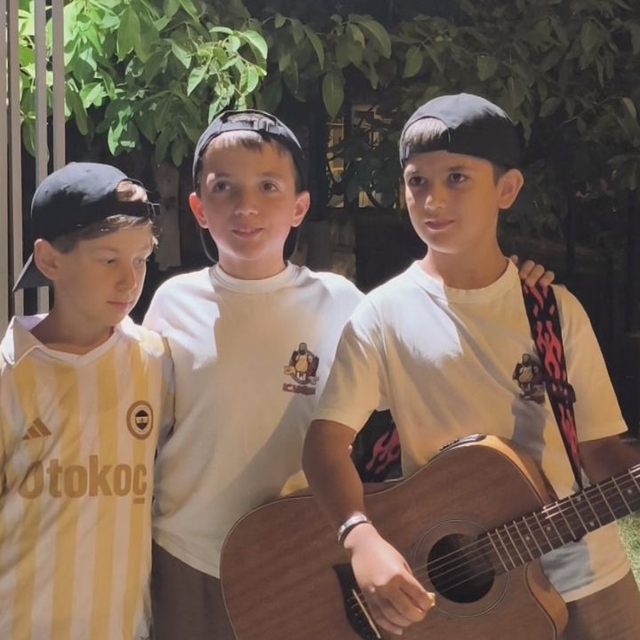 Şehir şehir gezerek sokak müziği yapan minik ikizlerin yeni durağı Kütahya...