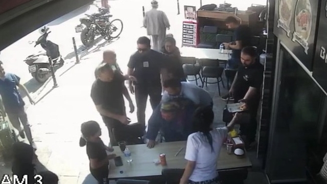 Nefes borusuna yemek kaçan kadını, polis Heimlich manevrasıyla kurtardı