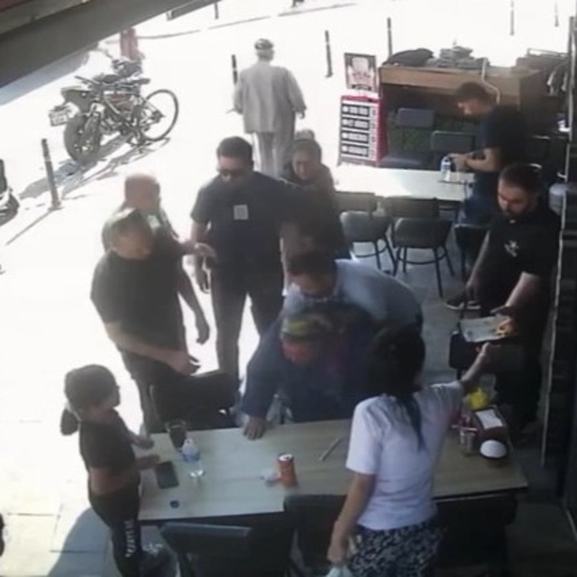 Nefes borusuna yemek kaçan kadını, polis Heimlich manevrasıyla kurtardı
