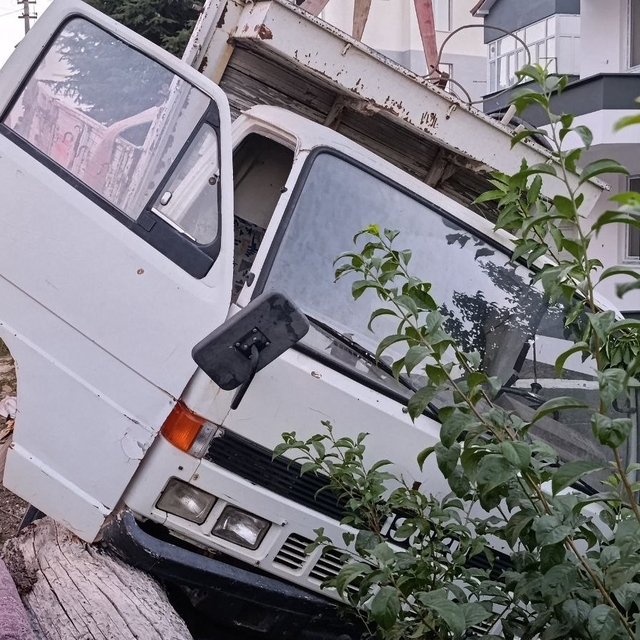 Durdurmaya çalıştığı kamyonetle korkuluk arasında sıkışan genç operasyonla...