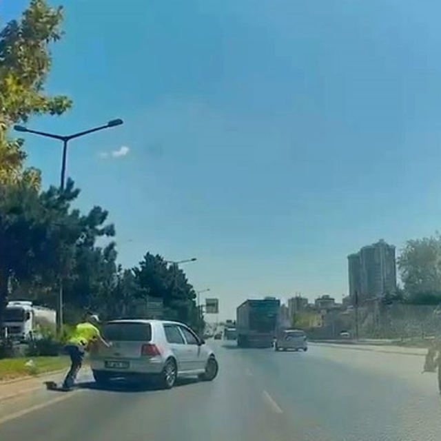 Konya'da arızalanan araç için trafik ekipleri seferber oldu