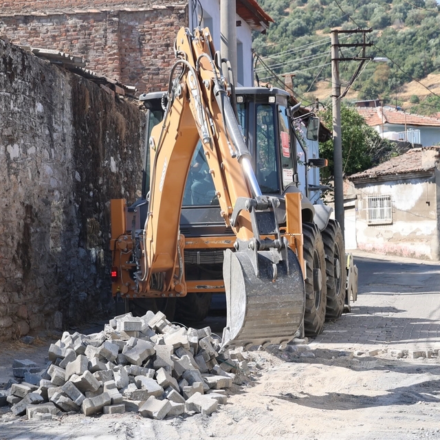 Koçarlı'da yol yenileme çalışmaları sürüyor