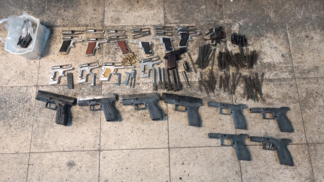 İzmir merkezli 2 ilde dev silah operasyonu: 13 gözaltı
Silah tacirlerine büyük darbe: Silah parçaları ve sahte Euro kalıbı ele geçirildi
İzmir ve Manisa'da şafak vakti operasyon: Suç örgütlerine silah temin eden çete çökertildi
