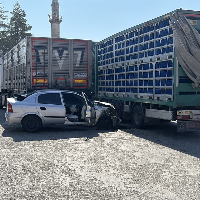 Polisten kaçan sürücünün otomobili, park halindeki 2 TIR'a çarptı; 2 yaralı